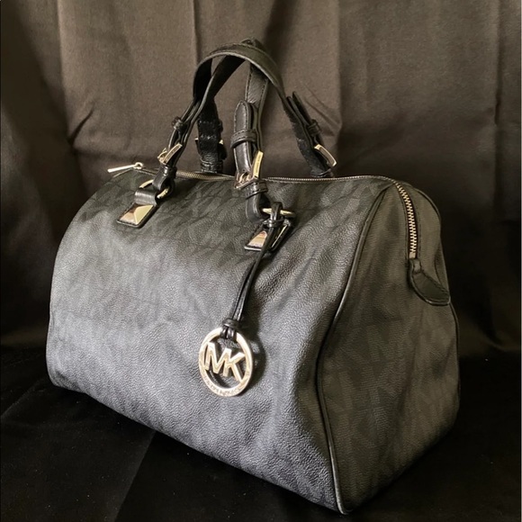 Authentic Michael Kors Leather E1209 - Picture 2 of 12